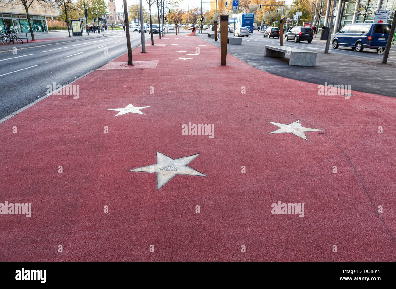 Boulevard of Stars, roter Streifen mit goldenen Sternen, um den Größen des deutschen Films und Fernsehens im Zentrum der Potsdamer Straße, Mitte-Berlin, zu gedenken Stockfoto