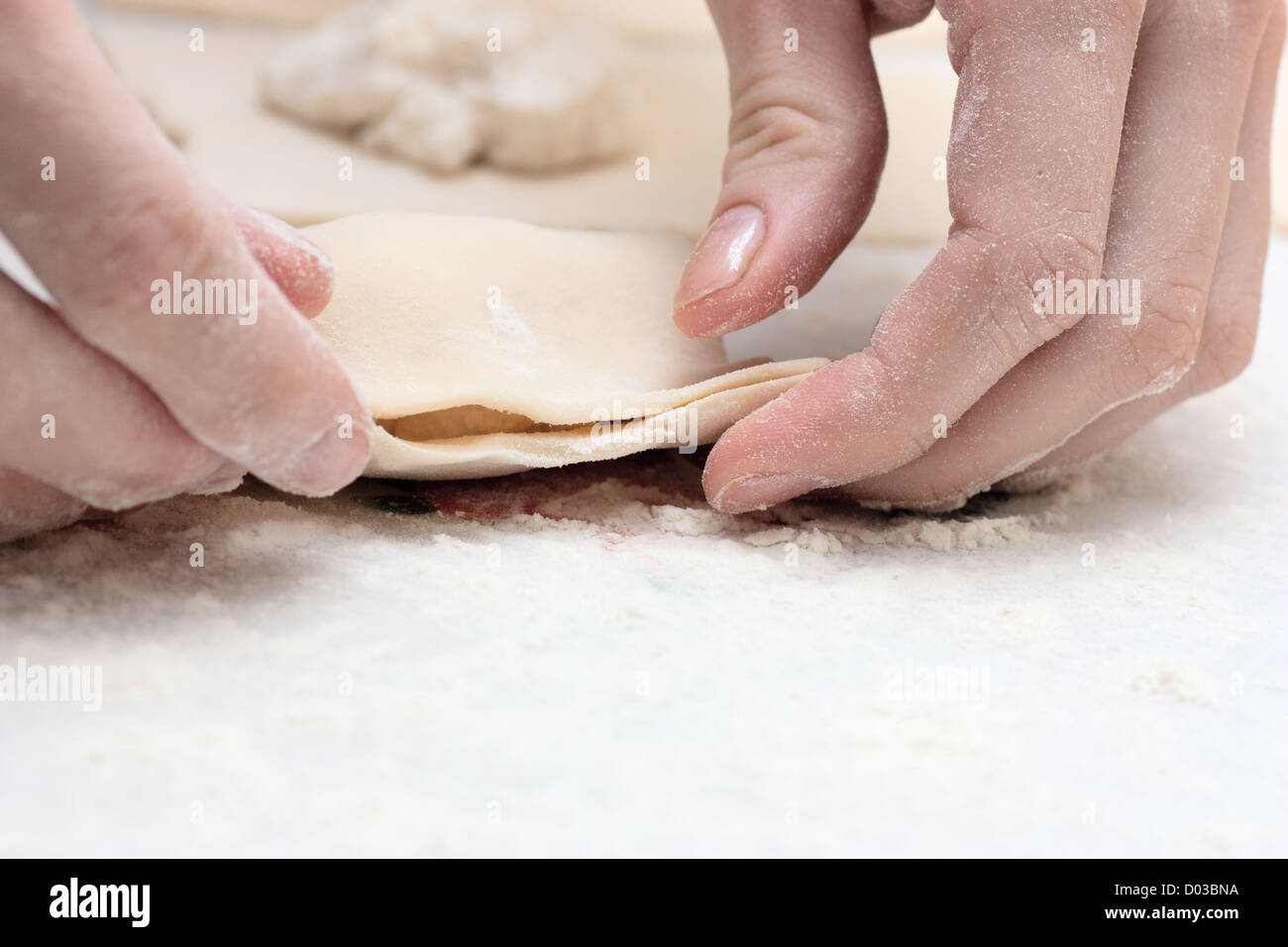 Paar Hände Gebäck mit Teig machen. Stockfoto