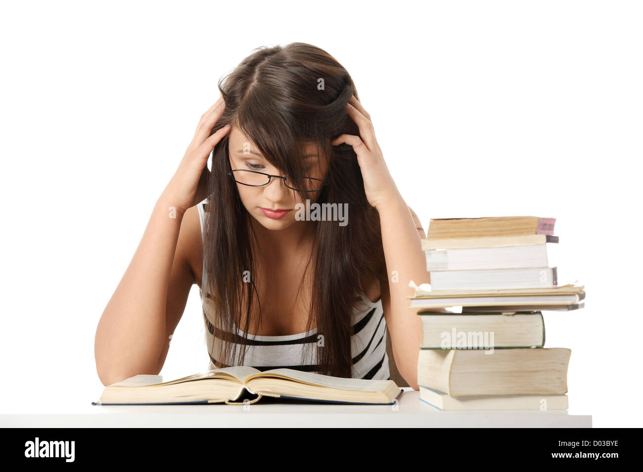 Junge Studentin Frau mit vielen Bücher Studing für Prüfungen. isoliert auf weißem Hintergrund Stockfoto