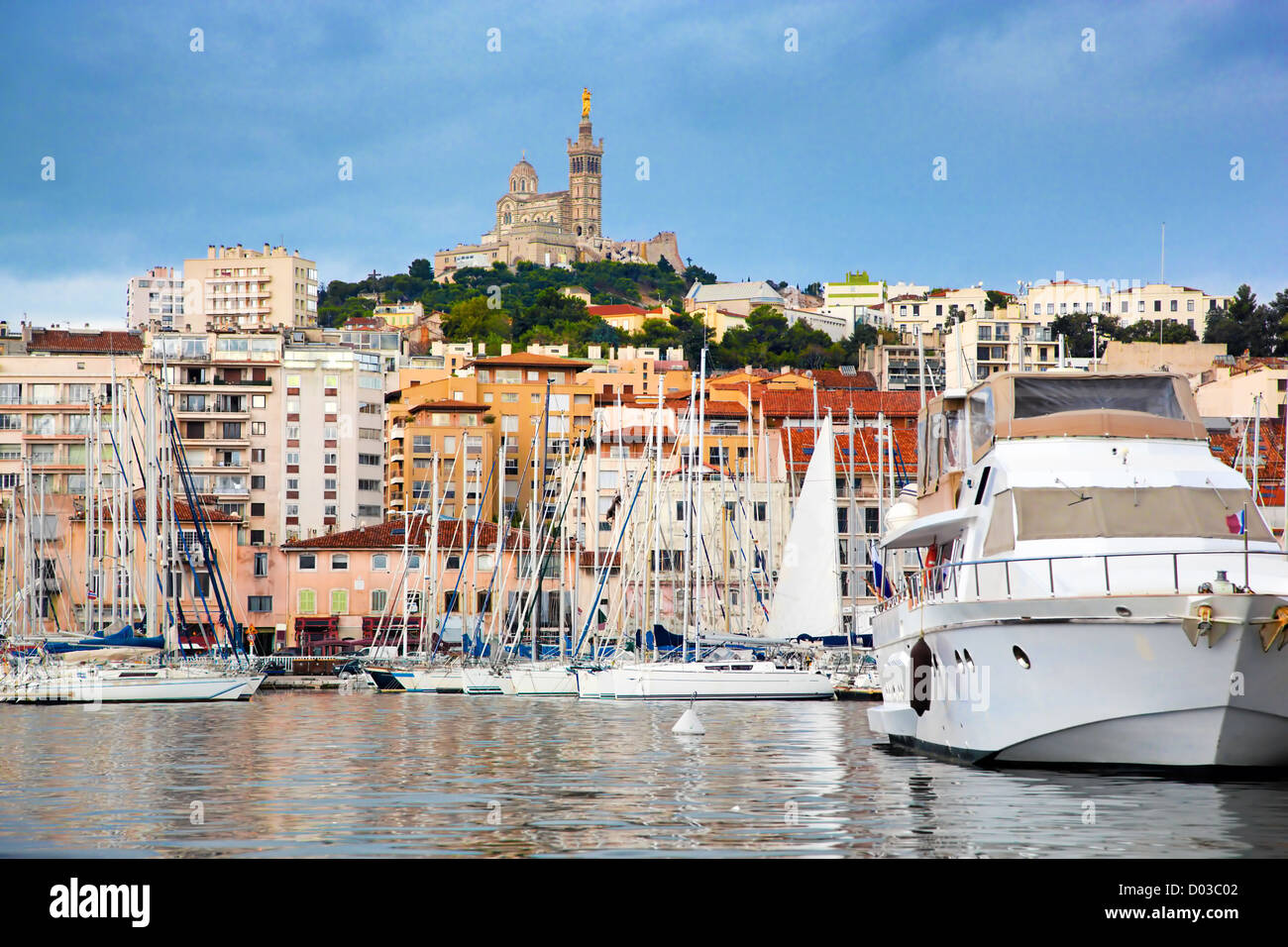 Marseille, Frankreich-Panorama. Die berühmten europäischen Hafenblick auf Notre Dame De La Garde Stockfoto