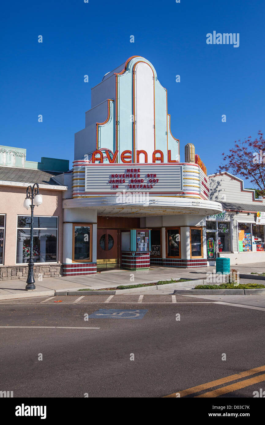 Das Art-Deco-Kino in Avenal, Kalifornien, einen gut erhaltenen Exterieur und Festzelt. Stockfoto
