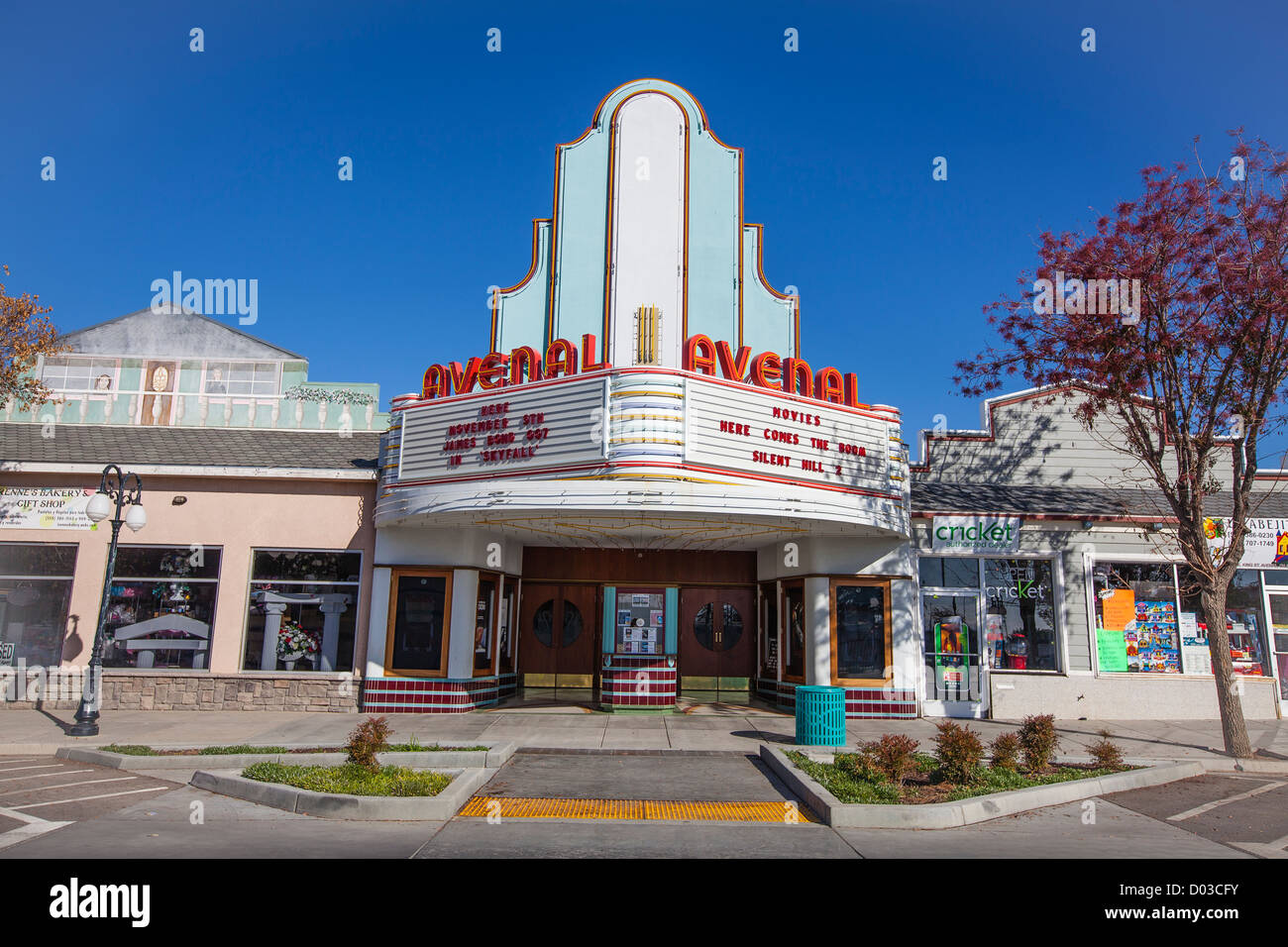 Das Art-Deco-Kino in Avenal, Kalifornien, einen gut erhaltenen Exterieur und Festzelt. Stockfoto