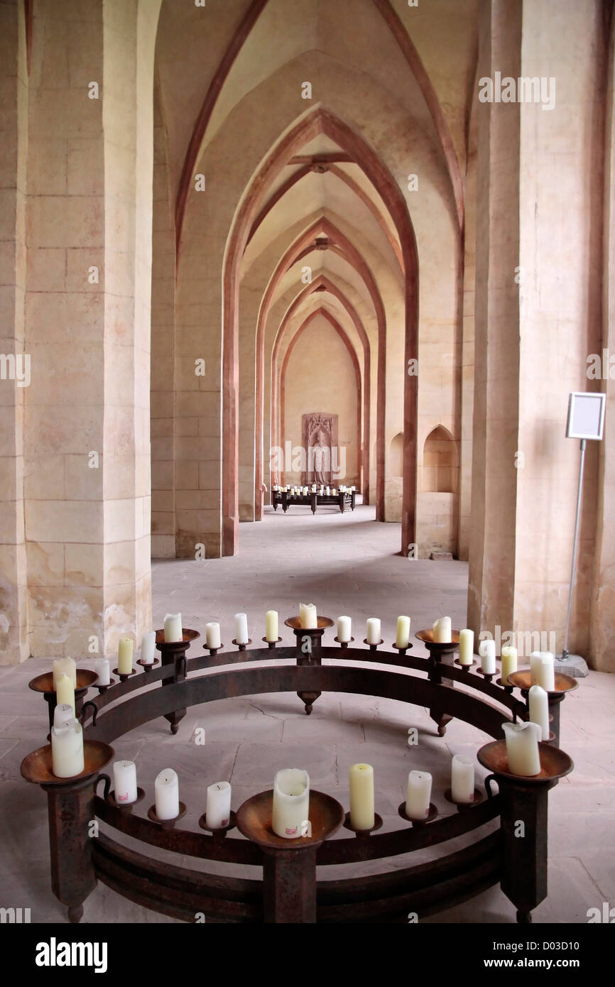 Kerzen im Kirchenschiff der Zisterzienser Kloster Kiedrich, Rheingau, Hessen, Deutschland Stockfoto