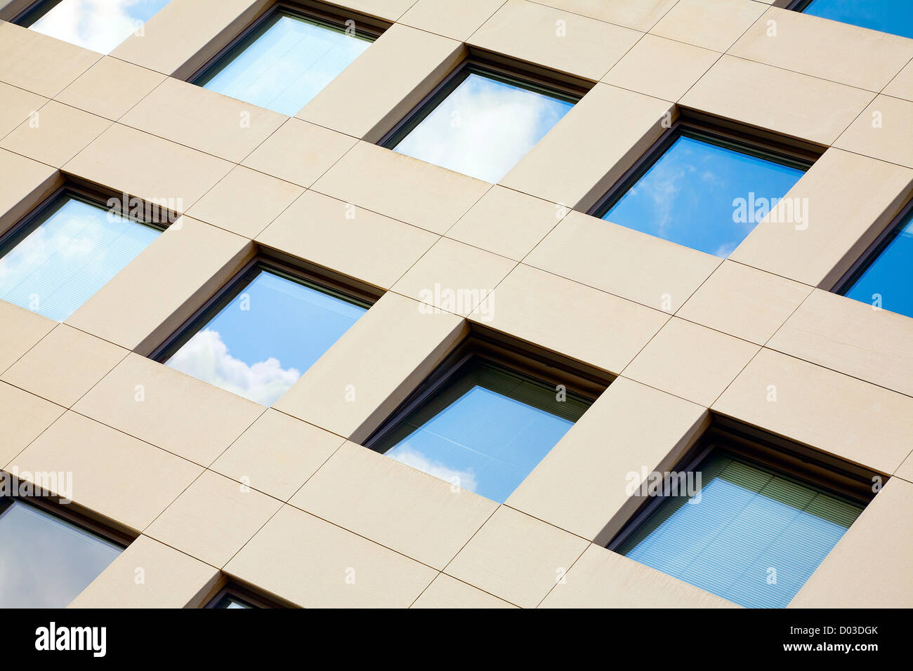 Blick auf moderne Steinfassade in Stadt Luxemburg / Luxemburg, Sommer Stockfoto