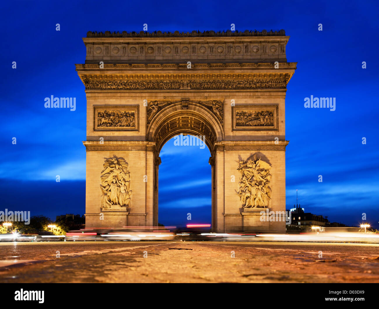 Arc de Triomphe, Paris, Frankreich in der Nacht. Anzeigen von der Avenue des Champs-Elysees Stockfoto