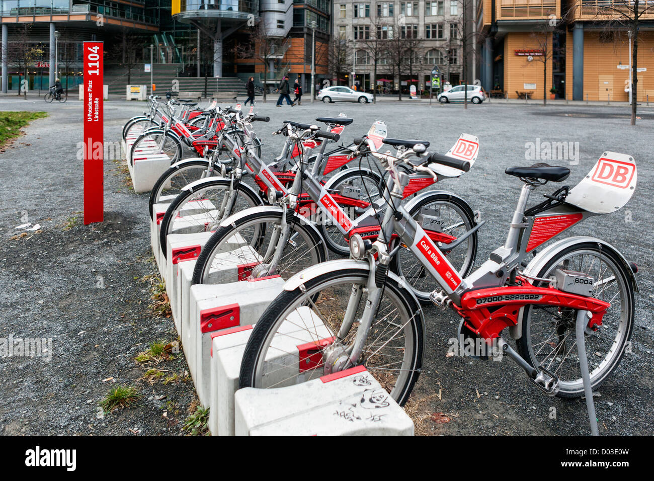 Rote Deutsche Bahn Fahrräder am Potsdamer Platz, Berlin Stockfoto