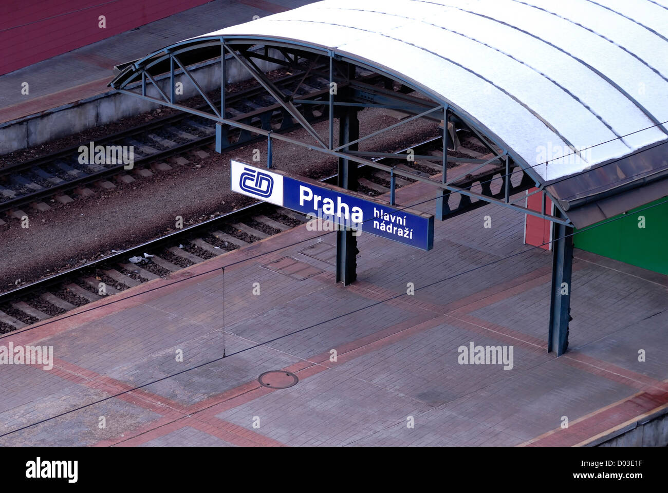 Prag, Tschechische Republik. Prag Hauptbahnhof / Hlavni Nadrazi. Leere Plattform - Schnee auf dem Dach Stockfoto