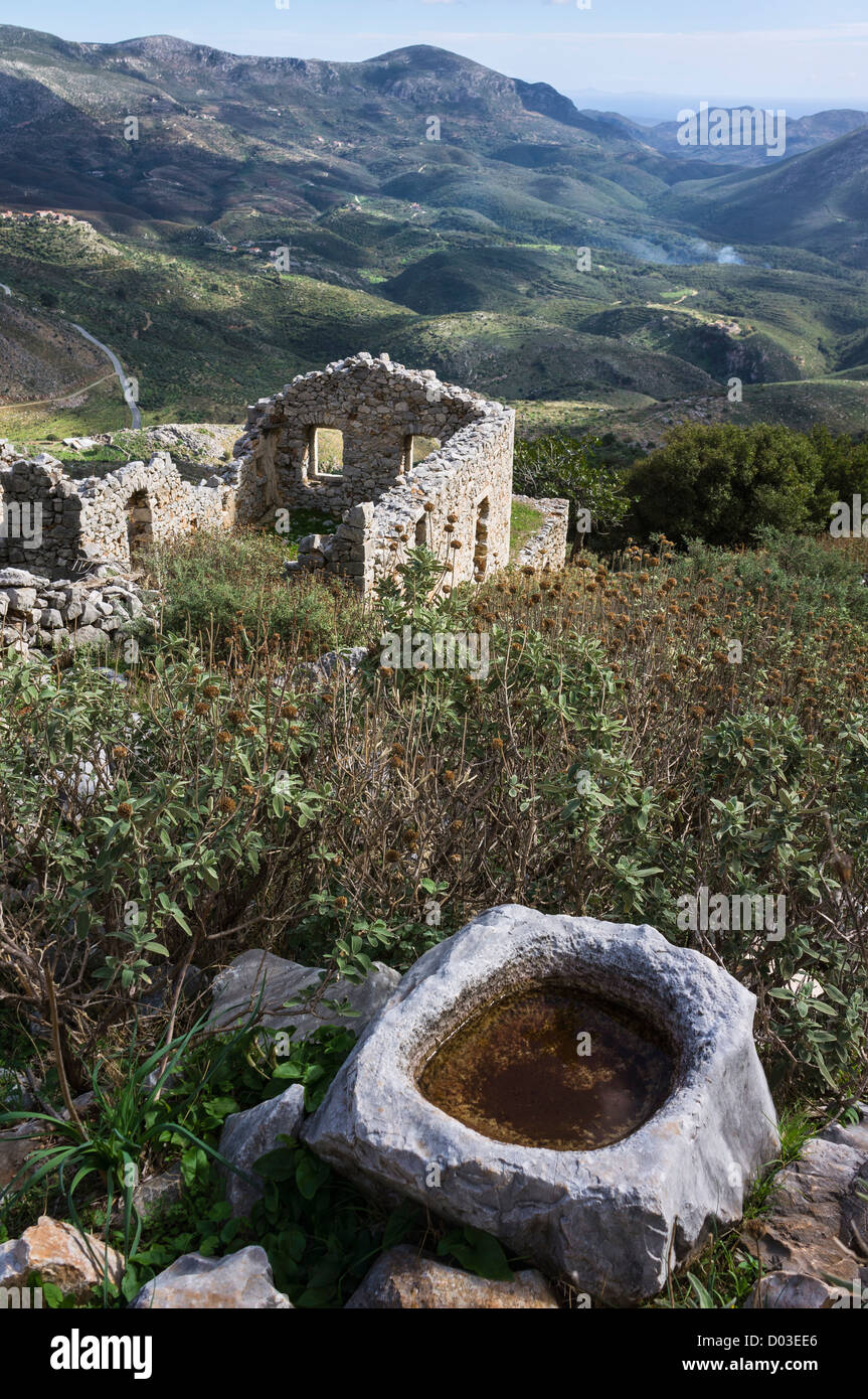 Blick über die Landschaft Mani aus dem verlassenen Dorf Astriva in der Nähe von Itilo, äußere Mani, südlichen Peloponnes, Griechenland. Stockfoto