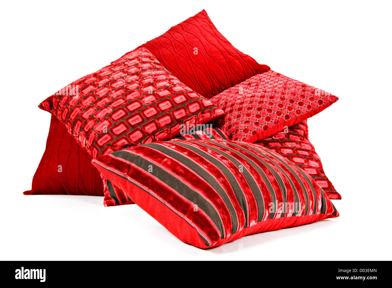 Rote Kissen gestapelt auf einem weißen Hintergrund mit Platz für text  Stockfotografie - Alamy