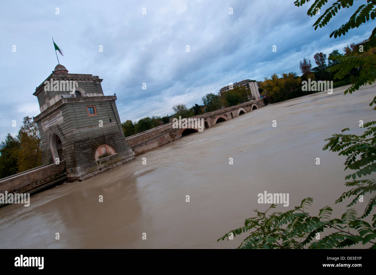 Tiber Fluss entspringt in gefährliche Höhen im Zentrum der Stadt nach Wochen Regen und Erdrutsche im Land zu bestrafen. Stockfoto