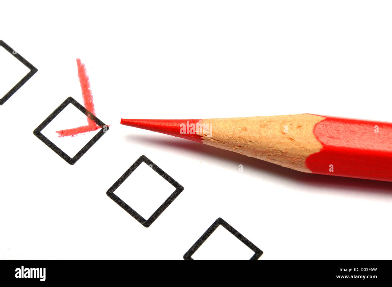 Service Kundenbefragung mit rotem Stift und Kontrollkästchen zeigt Zufriedenheit Konzept Stockfoto