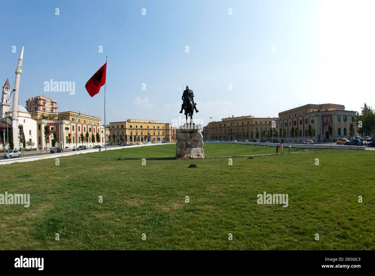 Skanderbeg-Platz und dem Skanderbeg-Denkmal in Tirana, der Hauptstadt von Albanien. Stockfoto
