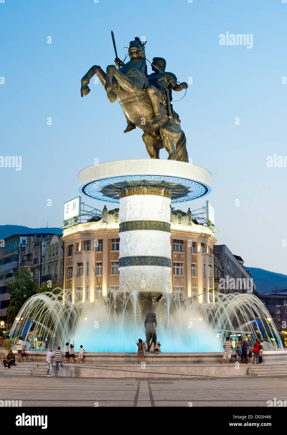"Krieger auf einem Pferd", einer 28 Meter hohen Fontäne im Zentrum von Skopje, die Hauptstadt von Mazedonien. Stockfoto