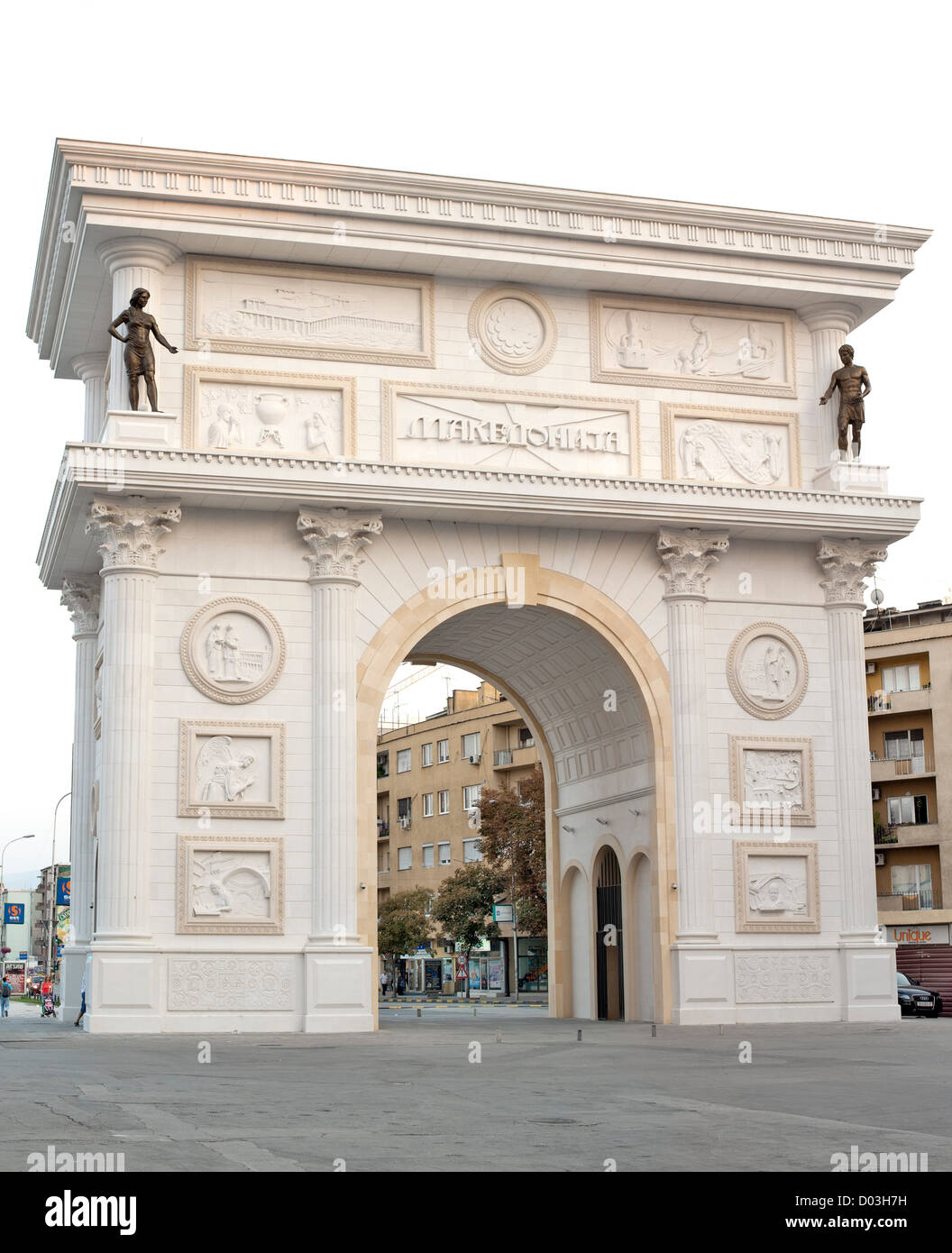 Porta Macedonia, ein Triumphbogen in Skopje, die Hauptstadt von Mazedonien. Stockfoto