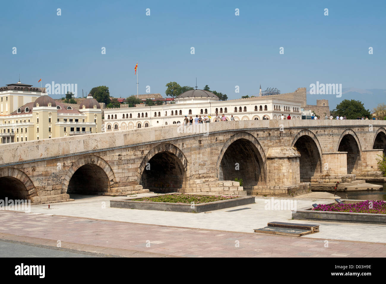 Die alte Steinbrücke (manchmal auch bekannt als Zar Dušan Brücke) über den Fluss Vardar in Skopje, die Hauptstadt von Mazedonien. Stockfoto