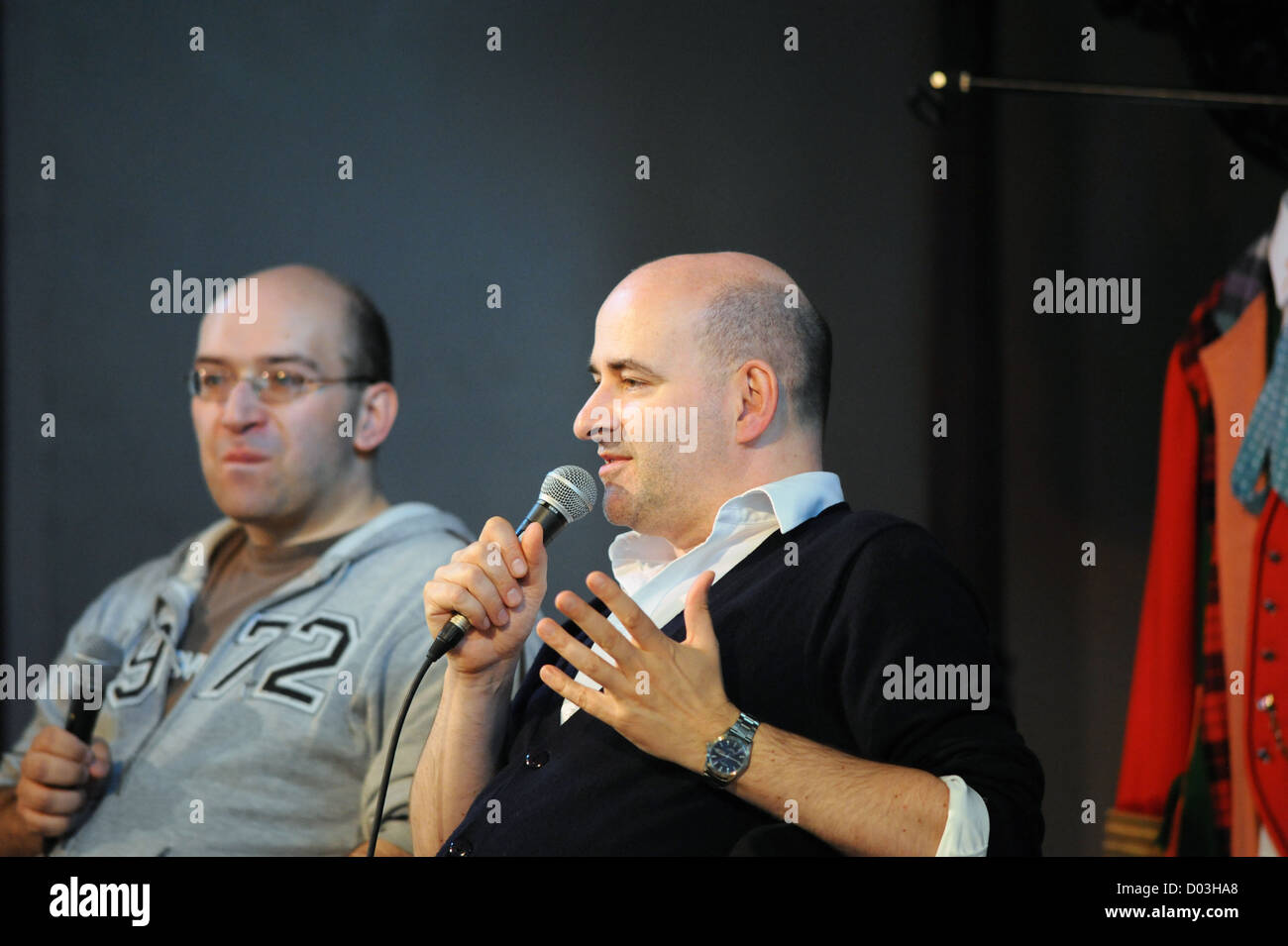 Interviewer und Nick Briggs Stimme des Daleks, Dr, die Armee der Tagungsgäste, 2009, Glasgow, Scotland, UK Stockfoto