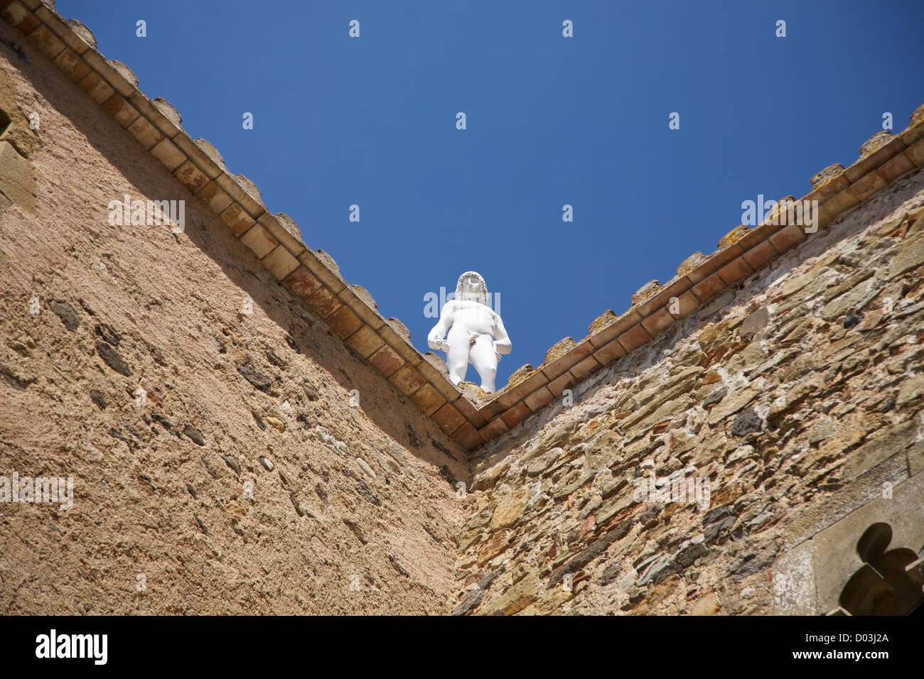 weißer Junge Statue auf dem Dach eines Gebäudes Stockfoto