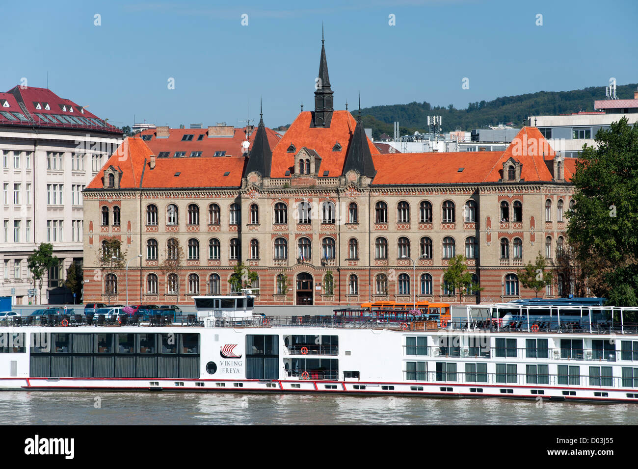 Die Stredna Priemyselna Skola Strojnicka Gebäude am Ufer der Donau in Bratislava, die Hauptstadt der Slowakei. Stockfoto