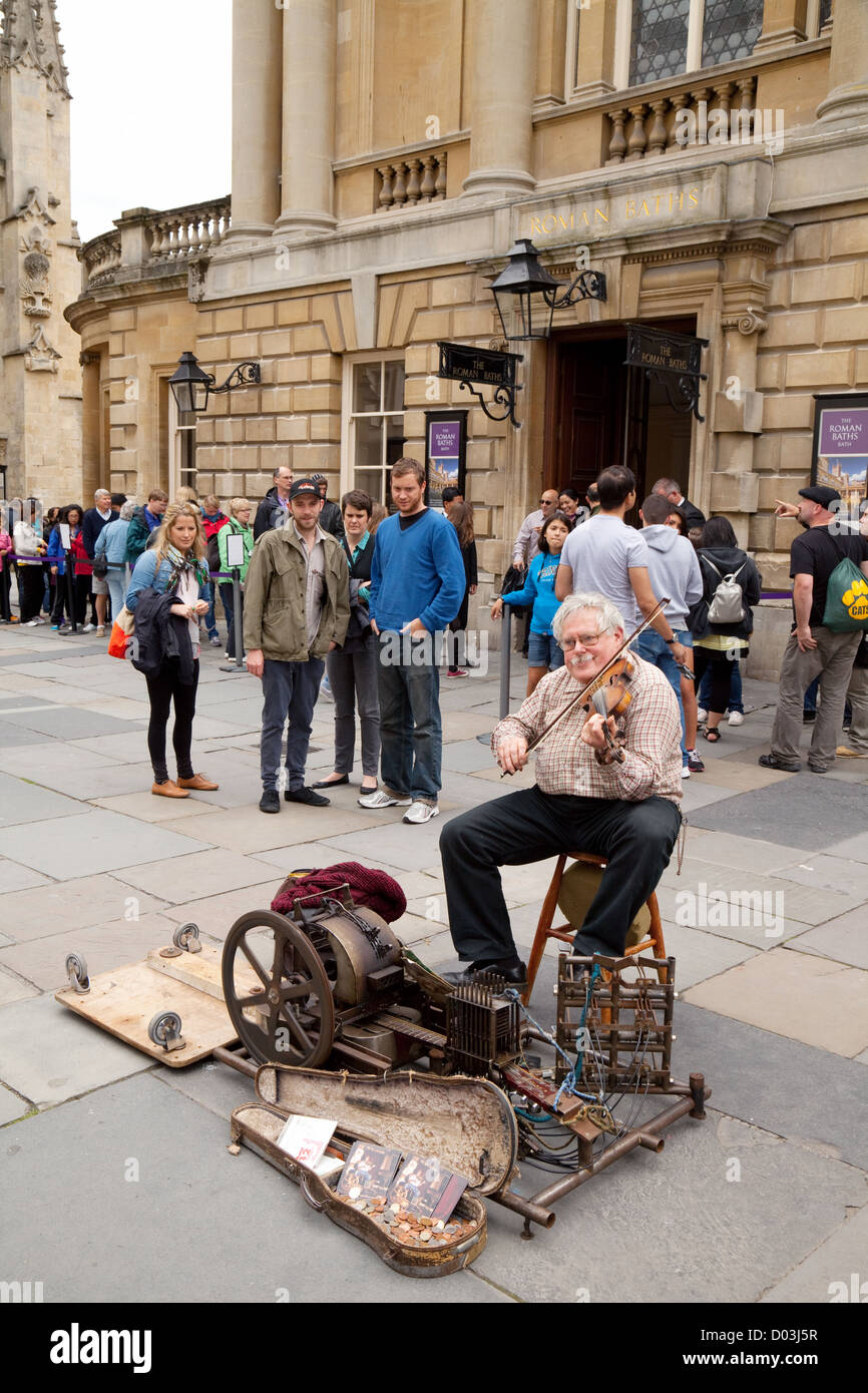 Ein senior Greis als Straßenmusikant auf der Straße mit seiner Geige, Bad Somerset UK Stockfoto