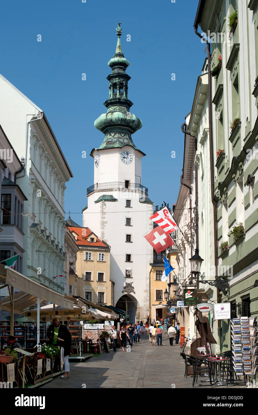Michalska Straße und Saint Michael Tor und Turm in Bratislava, die Hauptstadt der Slowakei. Stockfoto