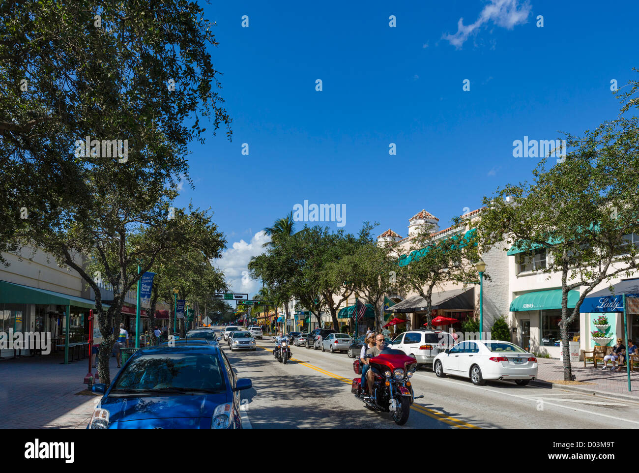 Geschäfte und Restaurants auf der Atlantic Avenue in der historischen Innenstadt von Delray Beach, Palm Beach County, Treasure Coast, Florida, USA Stockfoto