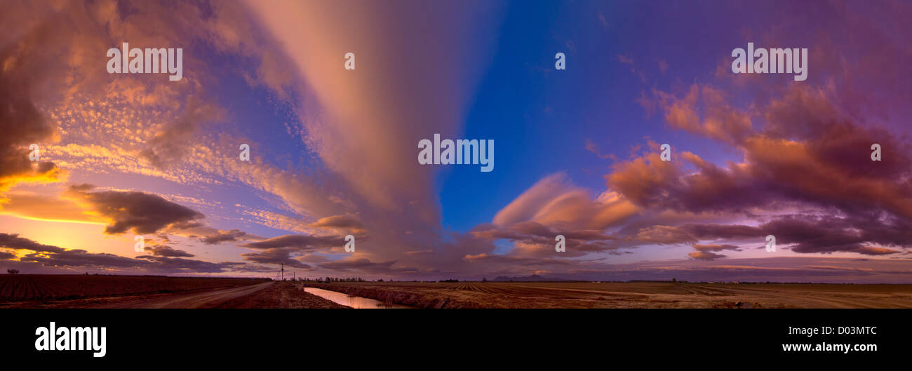 Dramatischen Sonnenuntergang über gefluteten Reisfeldern in Sacramento Senke von Nordkalifornien. Stockfoto