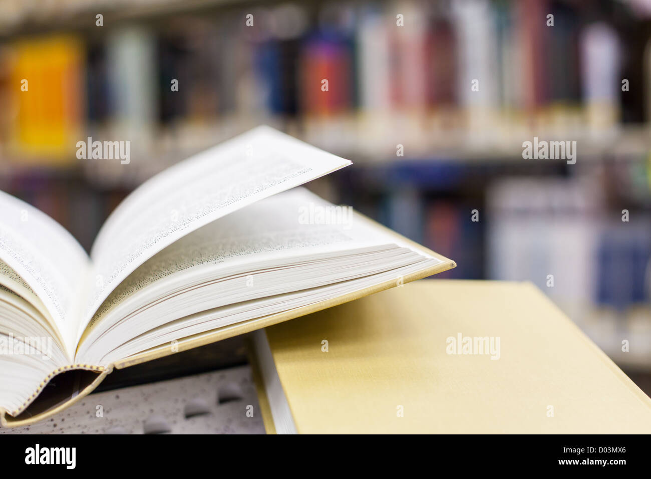 Bücher und Lehrbücher, gezeigt in einer Schulumgebung / Bibliothek-Einstellung (Buchbinder sind nach Maß, nicht das Urheberrecht) Stockfoto