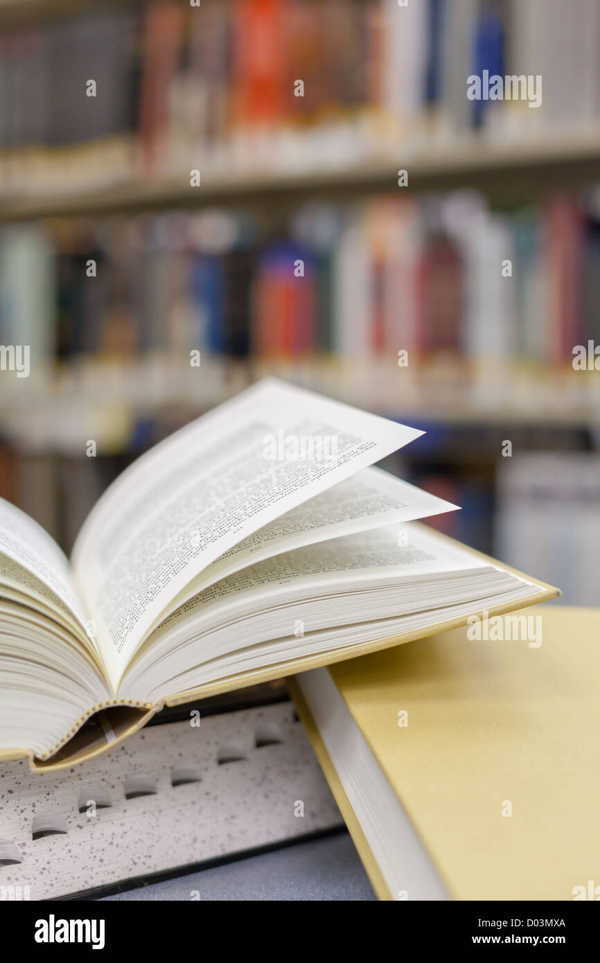 Bücher und Lehrbücher, gezeigt in einer Schulumgebung / Bibliothek-Einstellung (Buchbinder sind nach Maß, nicht das Urheberrecht) Stockfoto