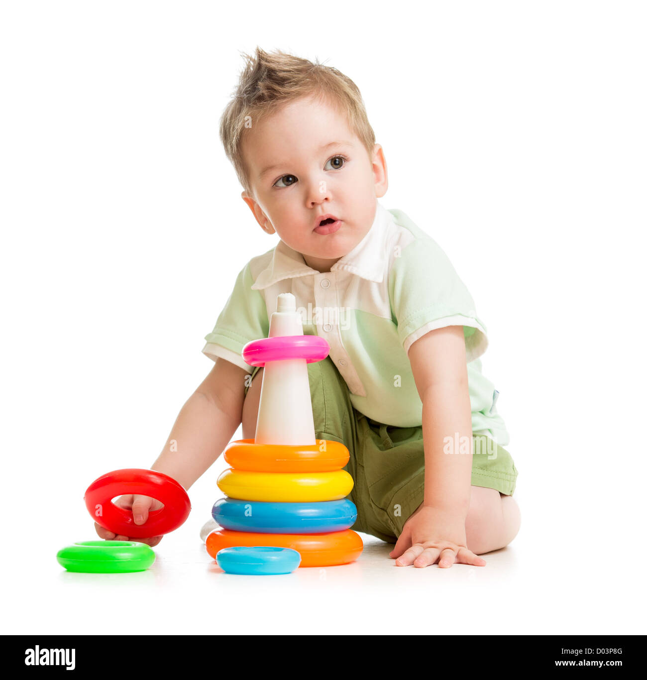 Süßes Kind spielen bunte Turm isoliert auf weiss Stockfoto