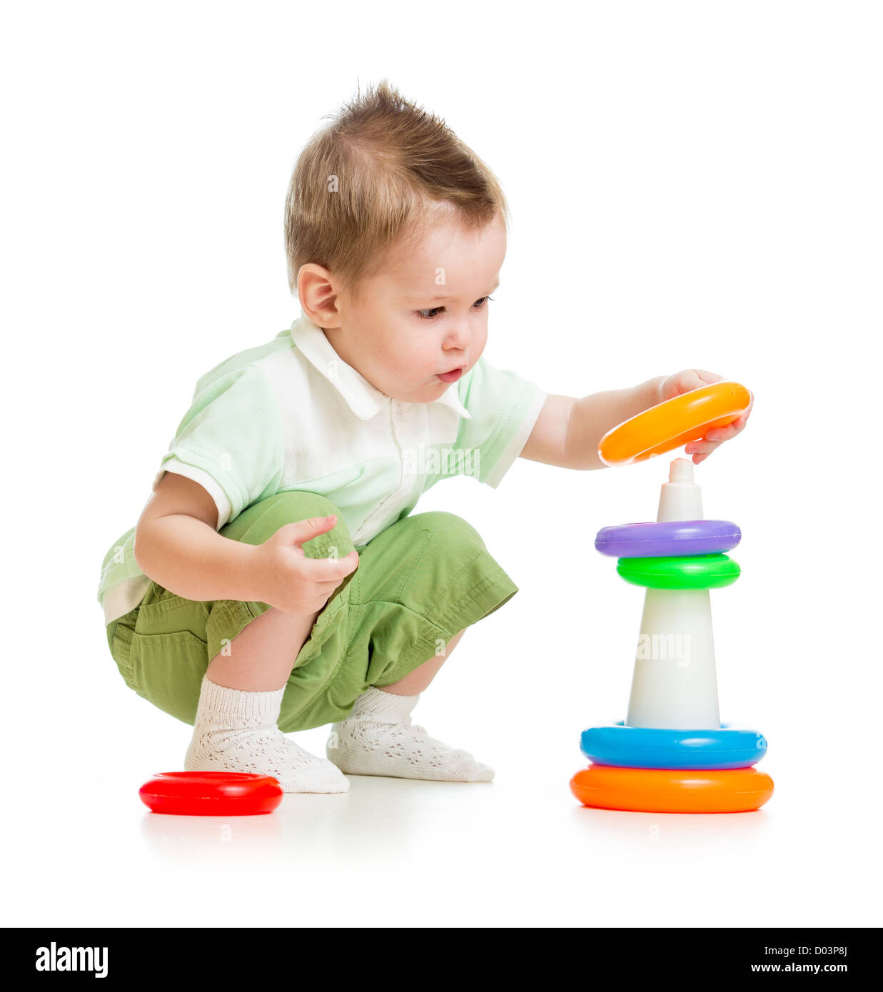 Nettes Kind spielen bunte Turm isoliert auf weiss Stockfoto