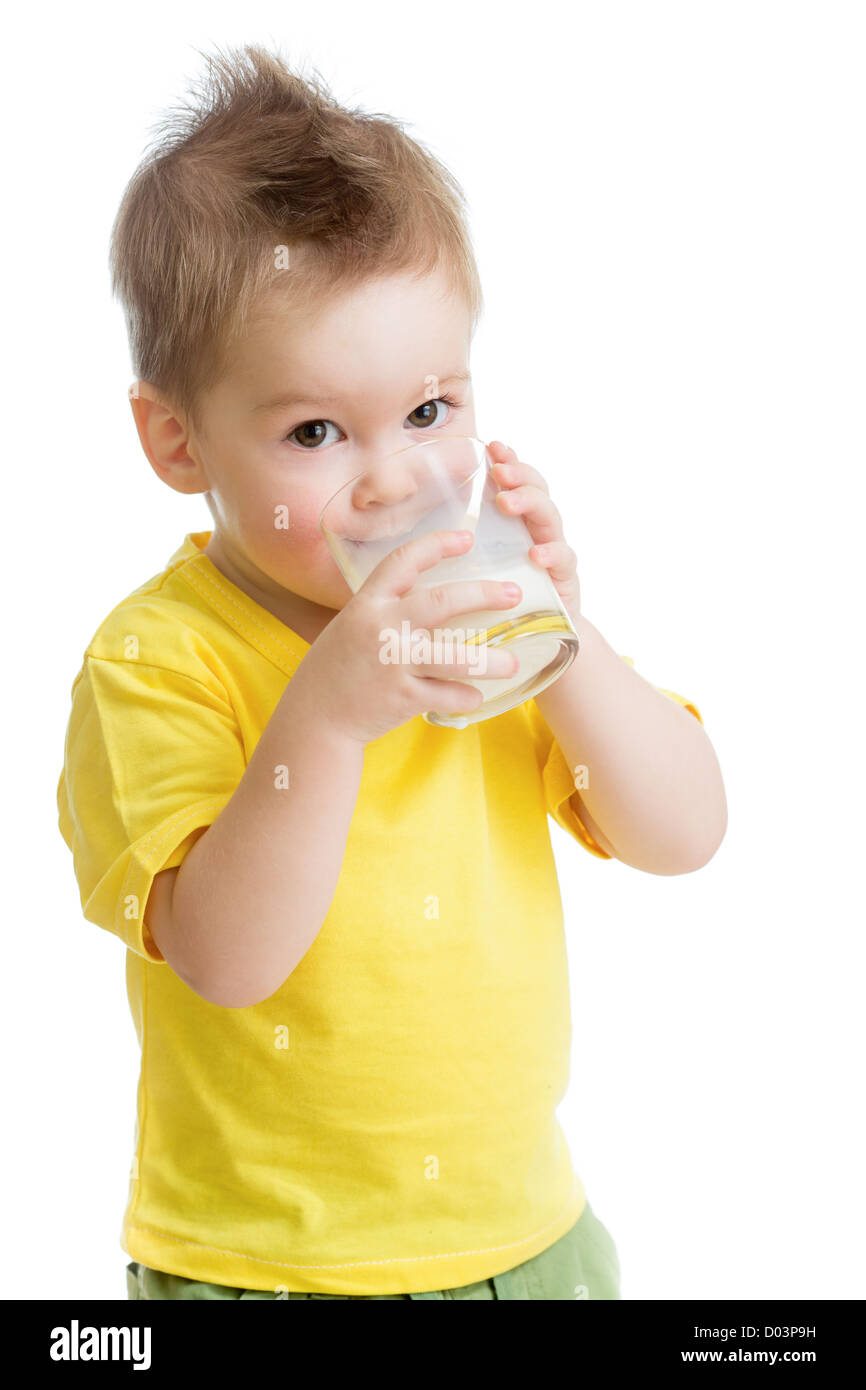 Kleines Kind oder ein Kind trinken Milchprodukt aus Glas isoliert auf weiss Stockfoto