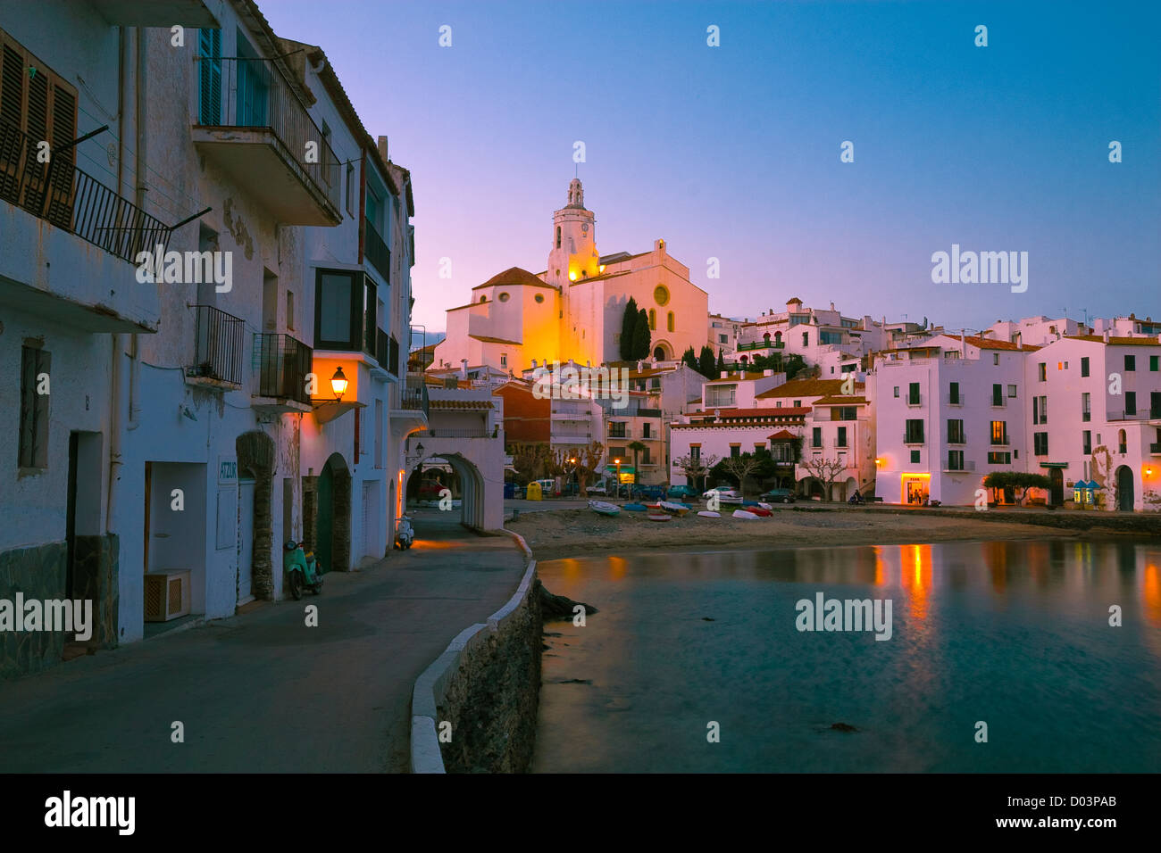 Vista De La Riva Pitxot y De La Iglesia de Santa María de Dämmerung Examen an. Alt Empordà. Provinz Girona. Spanien. Stockfoto