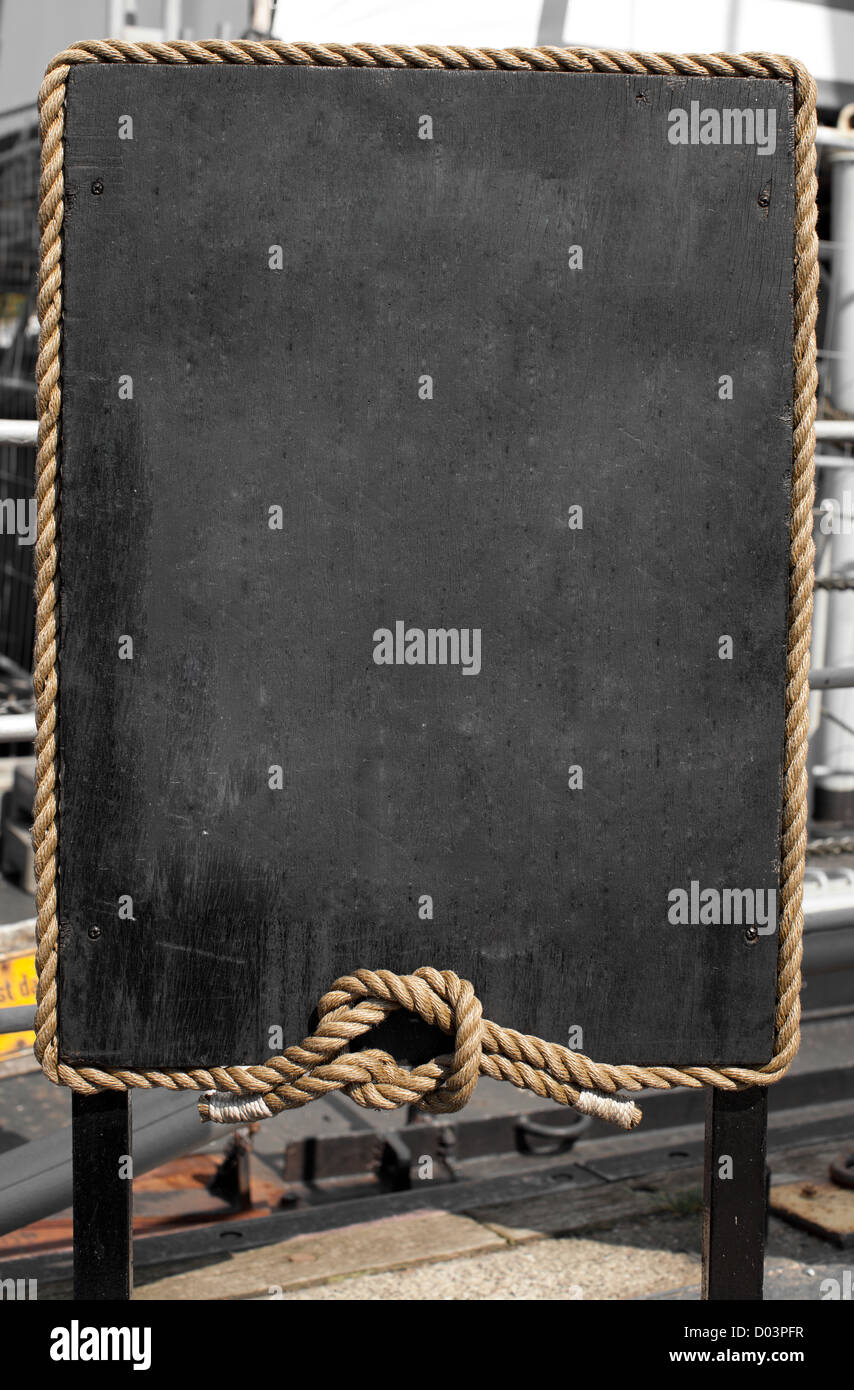Grunge-Tafel mit Seil Rahmen im Freien als Hintergrund für Ihre Nachricht Stockfoto