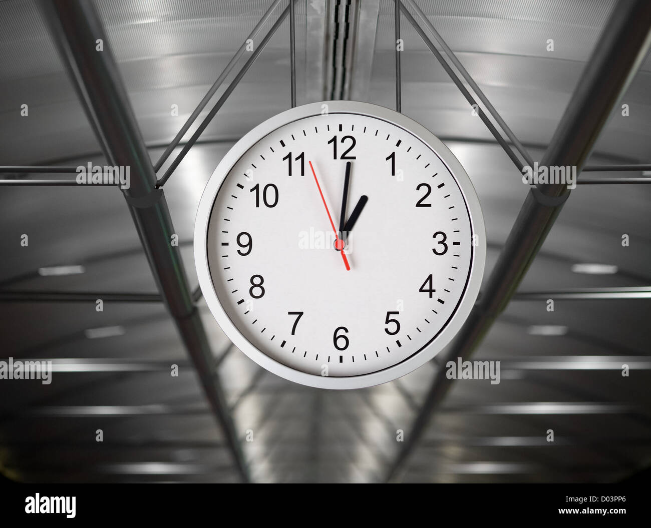 Klassische einfache Uhr hängen in industriellen Interieur Stockfoto