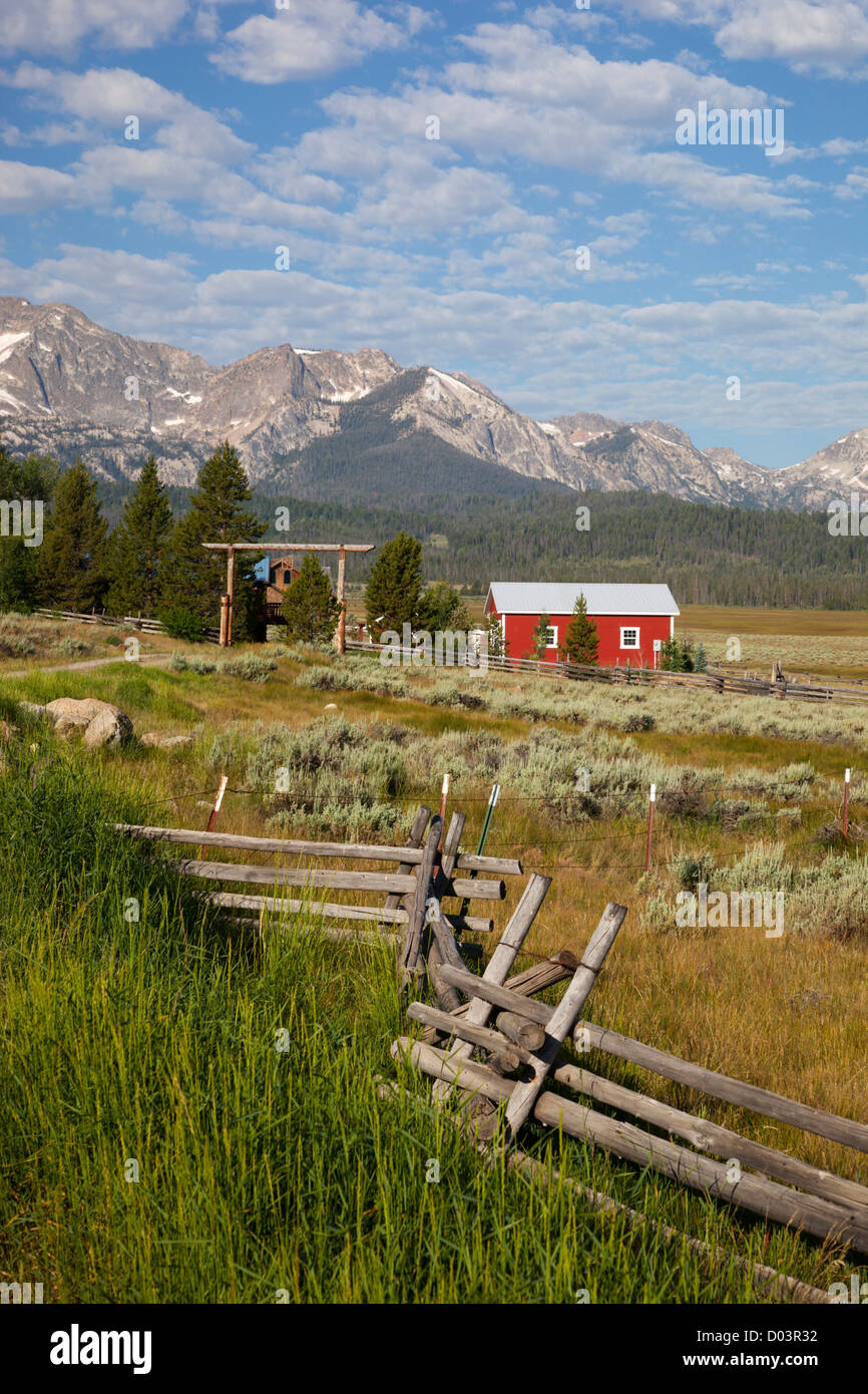 Idaho, Sawtooth National Recreation Area, Stanley, rote Scheune und Sawtooth Mountains Stockfoto