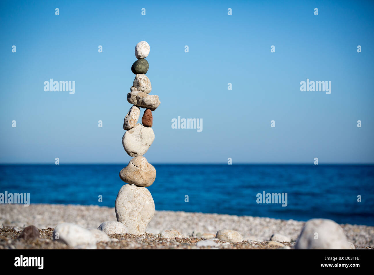 Stack Meer Steine (Kieselsteine) balancieren auf einem Meer und Himmel Hintergrund Stockfoto