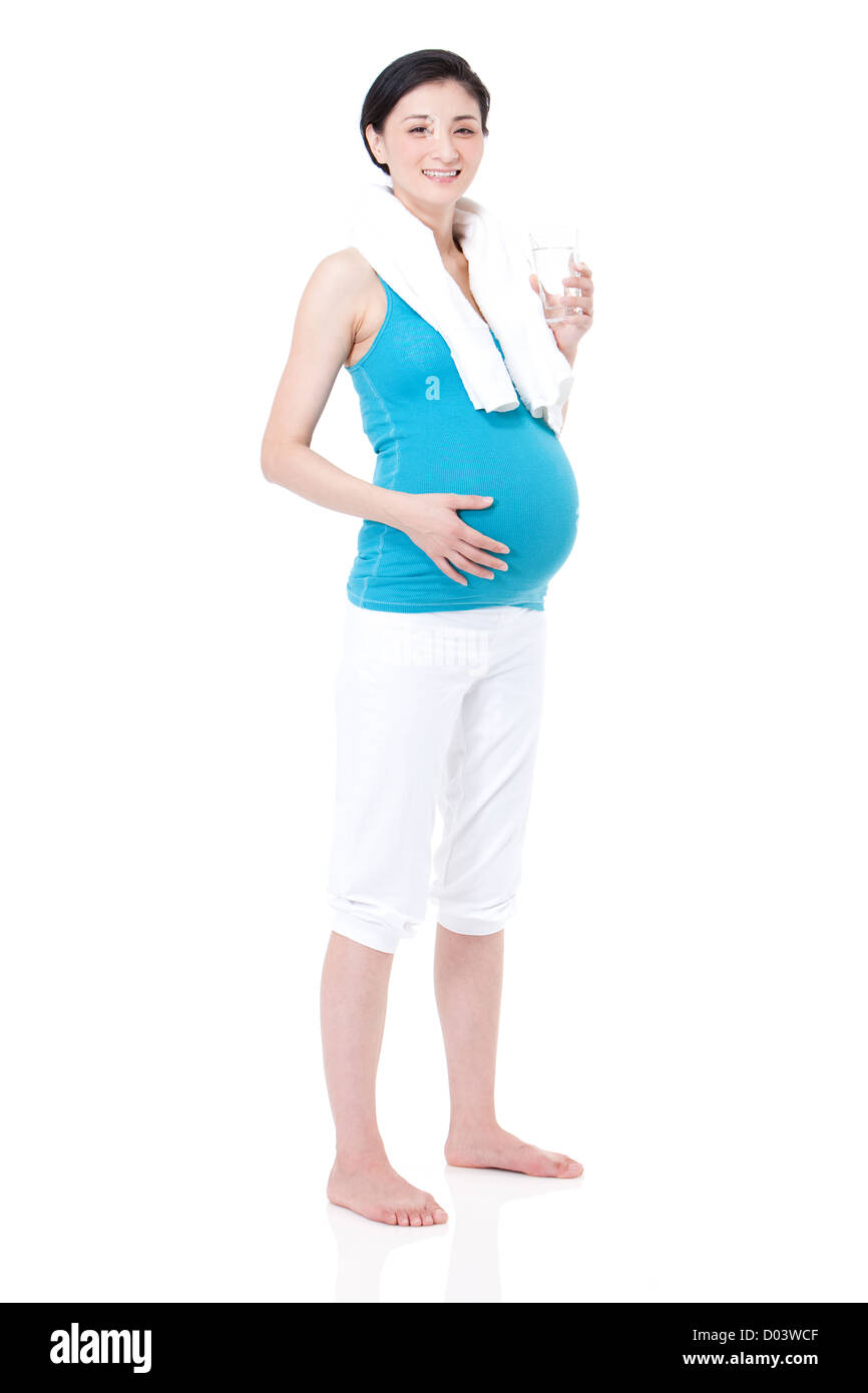 Schwangere Frau Trinkwasser nach dem Training Stockfoto