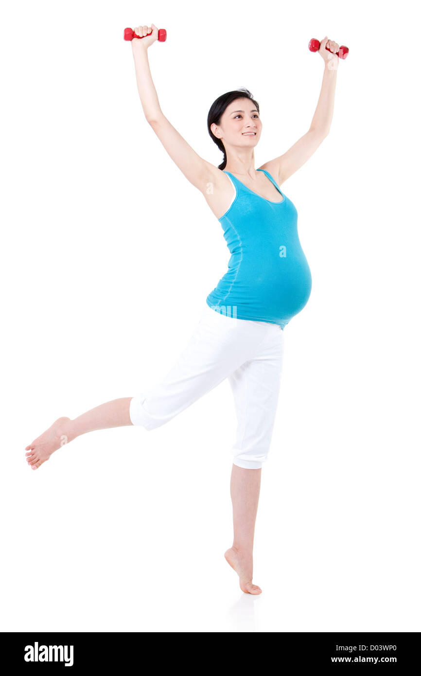 Junge schwangere Frau, die das Training mit Hanteln Stockfoto