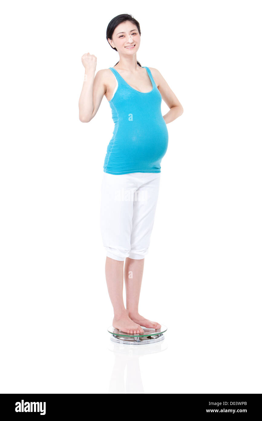 Schwangere Frau Gewicht messen Stockfoto
