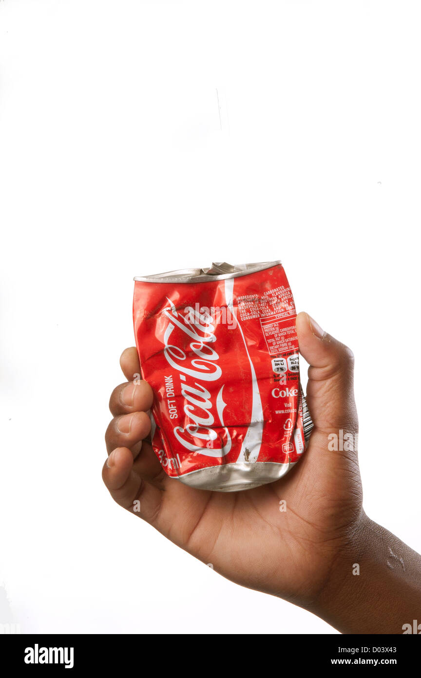 Hand, die rostigen abgeflacht oder zerkleinerte Softdrink Soda Coca Cola können. Stockfoto