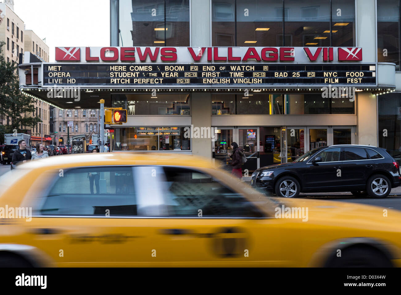 Ein gelbes Taxi vorbei vor dem AMC Loews Dorf 7-Theater in New York Stockfoto