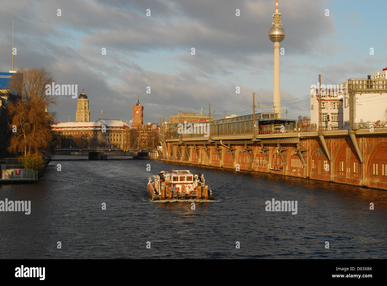 Blick über die Spree entlang mit Fernsehturm und Boot auf dem Fluss, Berlin Deutschland, Winter 2008. Stockfoto