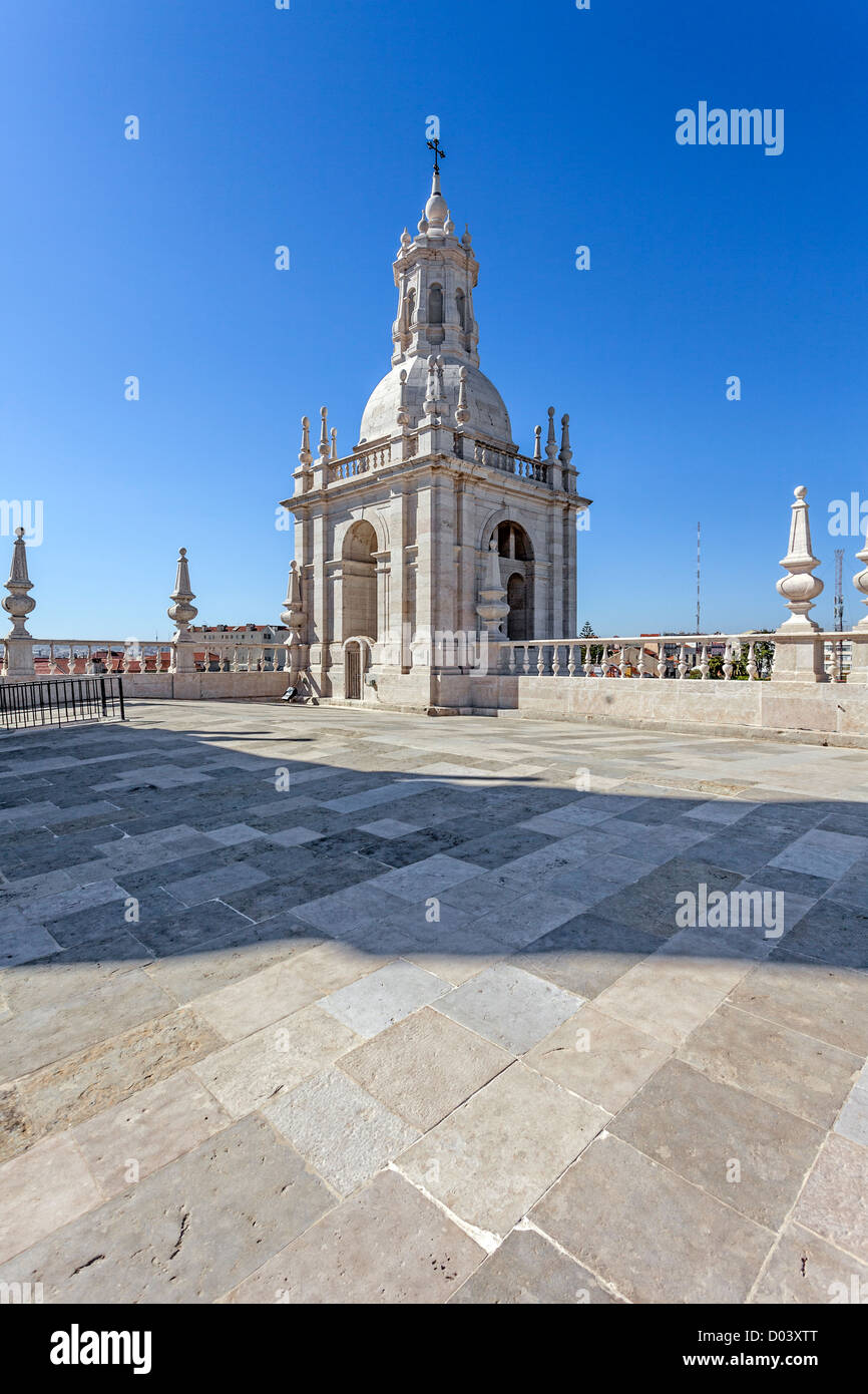 Eines der Glockentürme, gesehen vom Dach. Kloster São Vicente de Fora. 17. Jahrhundert manieristischen Architektur. Lissabon, Portugal. Stockfoto