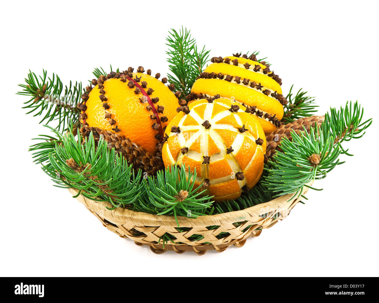 Weihnachts-Dekoration mit Orangen in den Korb und Tanne Baum auf weiß Stockfoto