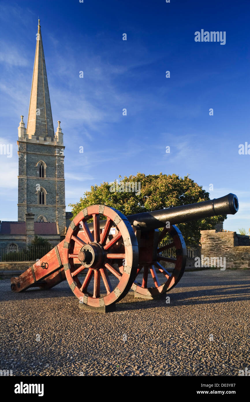 Eines der 24 Kanone im Ort rund um die Stadtmauer von Londonderry, Nordirland. Stockfoto