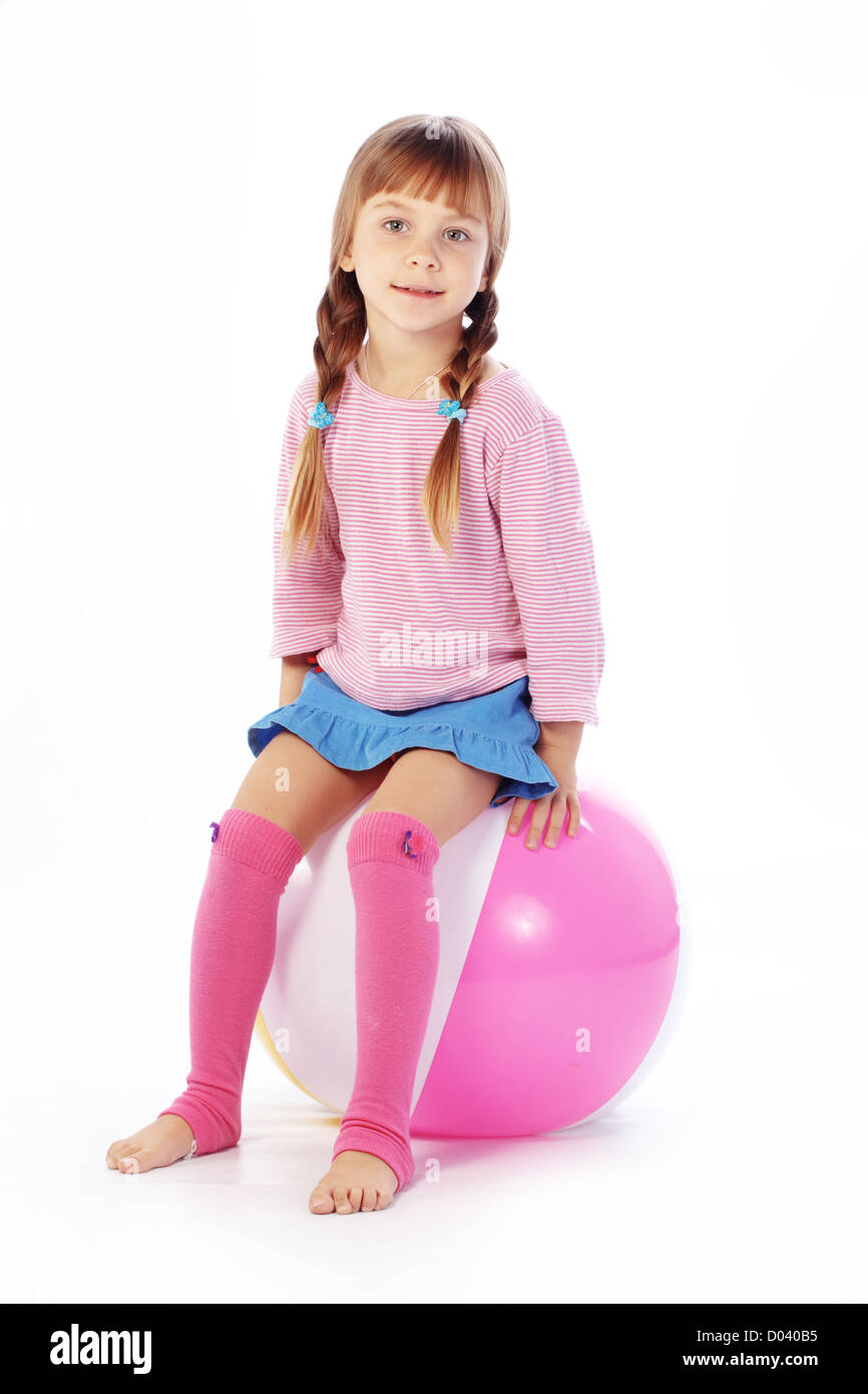 Kind mit bunten Ball auf weißen Studio-Hintergrund Stockfoto