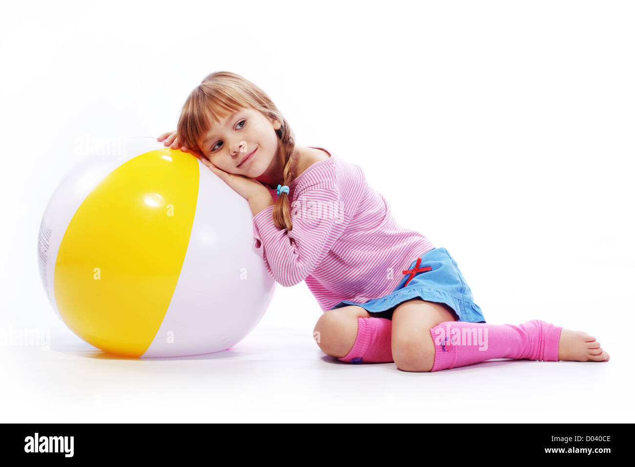Kind mit bunten Ball auf weißen Studio-Hintergrund Stockfoto