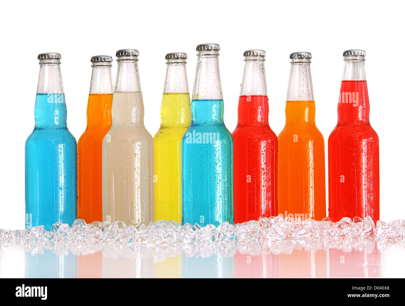 Flaschen von Multi-Color-Getränke mit Eis auf weißem Hintergrund Stockfoto