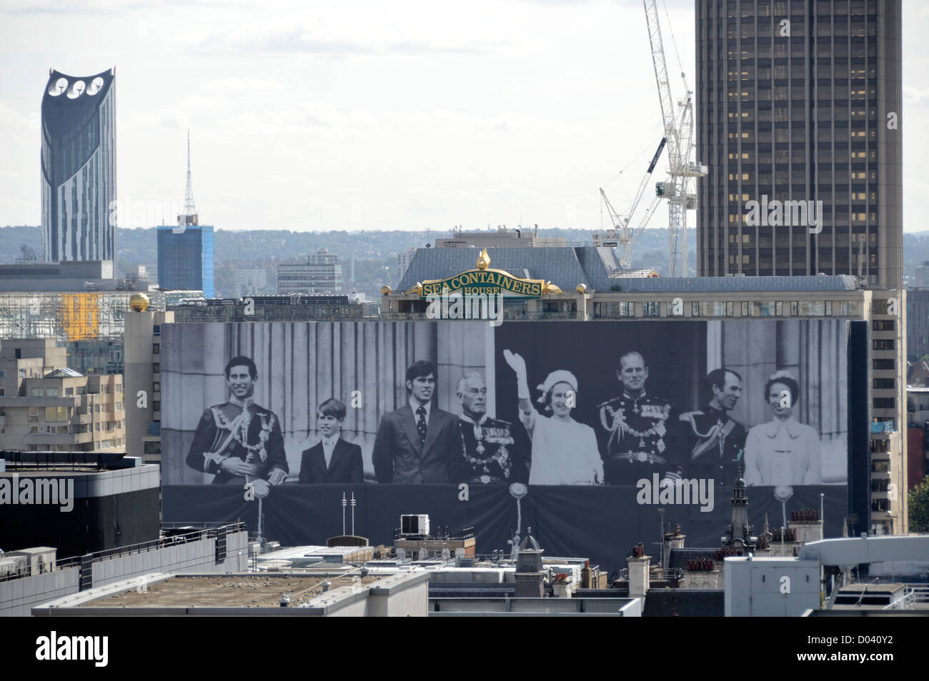 See Container Haus geschmückt mit schwarz / weiß Foto von der britischen königlichen Familie Stockfoto