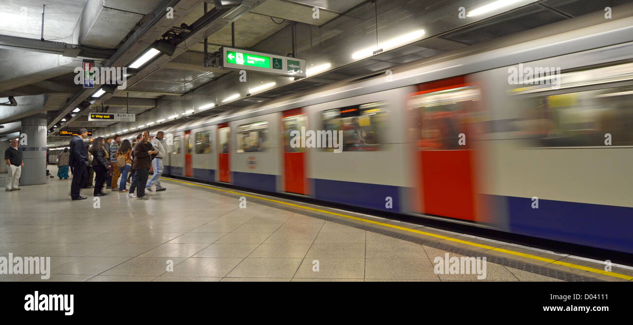 Westminster London U-Bahnstation Plattform und Bewegungsunschärfe Bahn London England Großbritannien Stockfoto